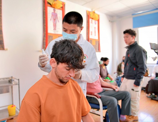 海外“網紅”點贊藏醫藥文化：這真是太神奇了！_fororder_力波體驗針灸療法-攝影-徐軍（1）