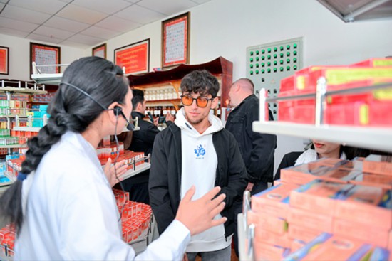 海外“網紅”點贊藏醫藥文化：這真是太神奇了！_fororder_藏醫院醫生介紹藏藥-攝影-徐軍