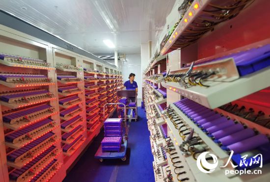 粵桂協作有力促進了廣西縣域經濟發展。圖為工人在一家入駐廣西大新縣的大灣區新能源電池企業生產車間工作。人民網 付華周攝