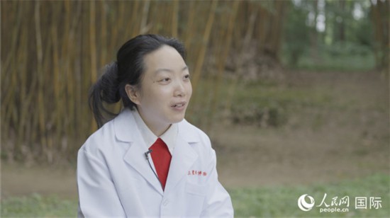 三星堆博物館文物修復師謝麗接受人民網采訪。人民網記者 張榮攝