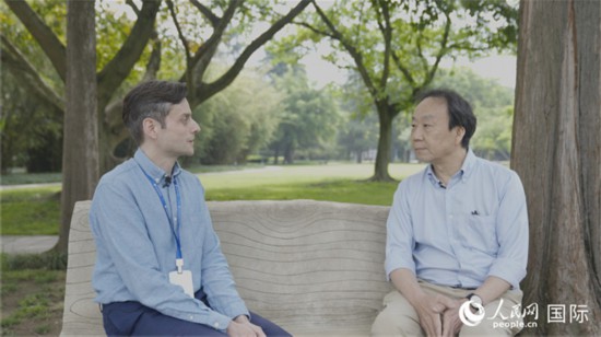 三星堆博物館館長雷雨接受人民網采訪。人民網記者 張榮攝