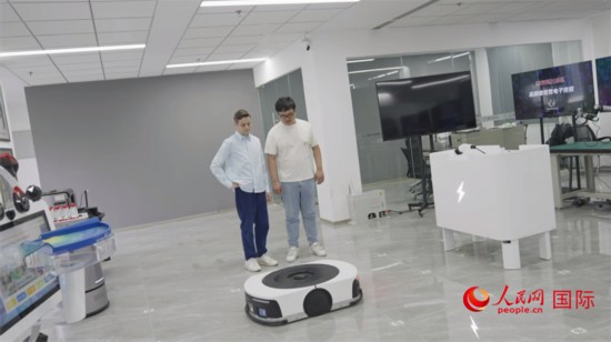 睿樂達機器人充電停車場。人民網記者 張榮攝