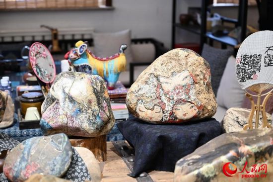 內蒙古自治區烏海市海南區畫家魯婷創作的黃河石繪畫作品。人民網記者 劉藝琳攝