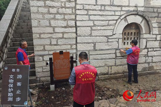 2024年9月，山東青州的文物普查隊員在開展實地調查工作。人民網記者 韋衍行攝