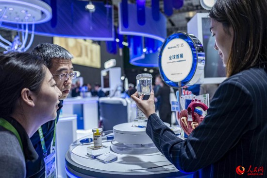 2024年11月5日，第七屆進博會現場，美敦力展臺展示的“全球首展”。人民網記者 王初攝