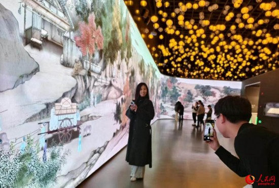 游客在《金陵圖數字藝術展》首展前打卡。人民網記者 馬曉波攝