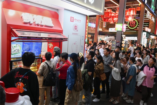 2024年國慶假期，貴州好一多青云路首店迎來消費高峰期。吳蔚攝