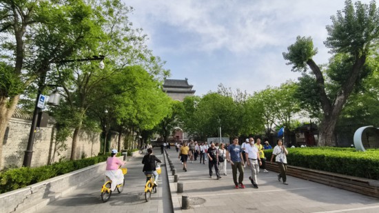 外國游客游覽北京鼓樓。人民網記者 李楠樺攝