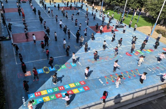 重慶兩江新區童心青禾小學的學生們參加大課間體育活動。秦波攝