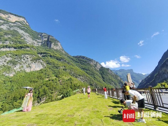 博主們在巴山大峽谷仙女巖拍攝創作。（拍攝：謝杰）