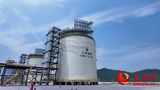 鹽亭天然氣處理廠乙烷儲罐。實習生張皓馨攝