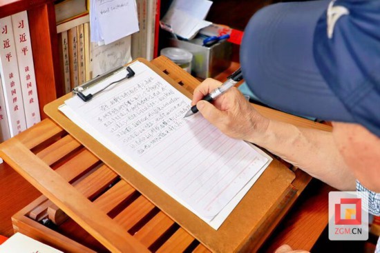 因頸椎問題無法久坐，他便定制了一個傾斜木架