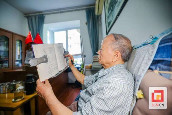 為了能堅持閱讀，各種利于頸椎的器具都用上了